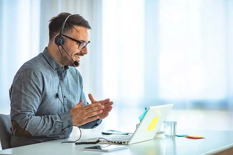 Businessman concentré dans son échange visio avec un casque performant