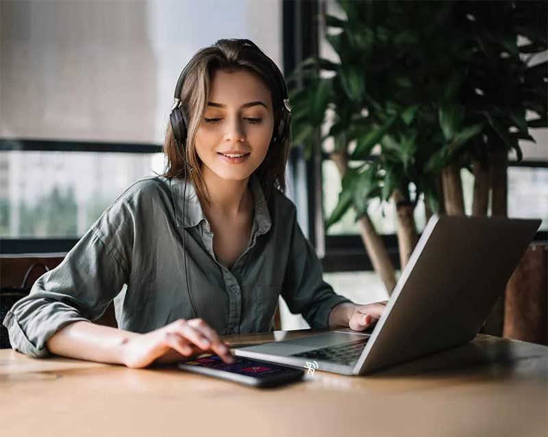 Femme avec un casque travaille sur son ordinateur data links