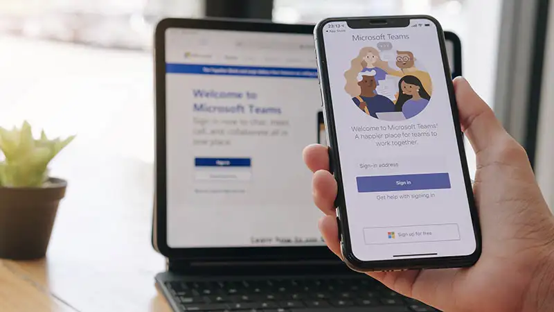 téléphone et ordinateur avec l'application de communication Teams